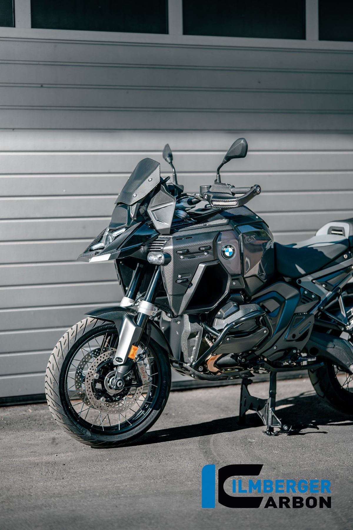 Panneau latéral gauche du radiateur avec points de fixation pour valises latérales en carbone mat BMW R1300GS Adventure (2024+)