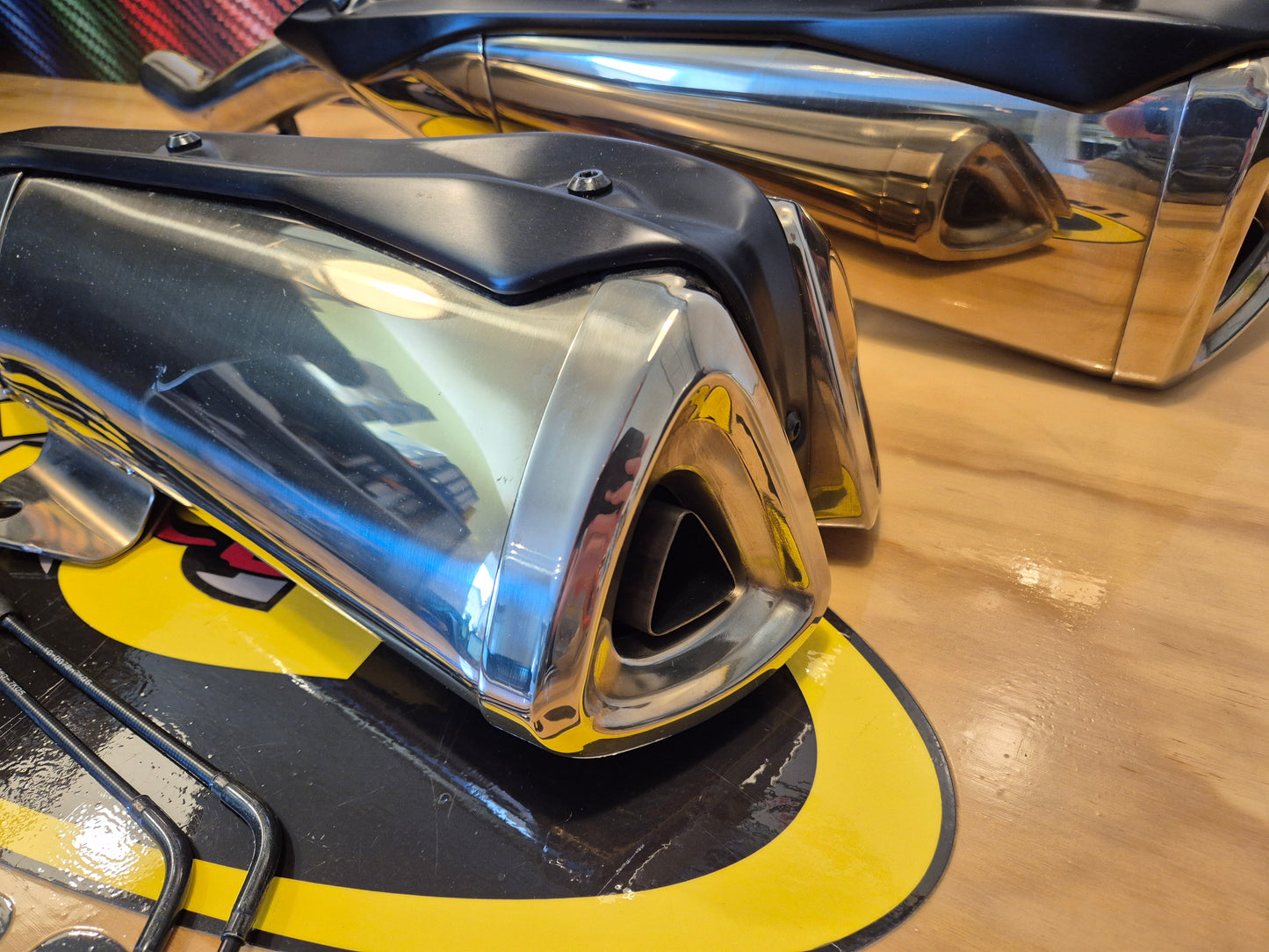 Originele demperset Kawasaki Z1000 2007 2008 2009 gebruikt erg netjes - detailfoto uitlaat rechts