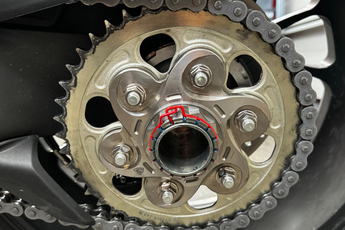 Achtertandwiel moerenset (6 st.) titanium Ducati XDiavel Dark (2021+) gemonteerd op titanium achtertandwieldrager