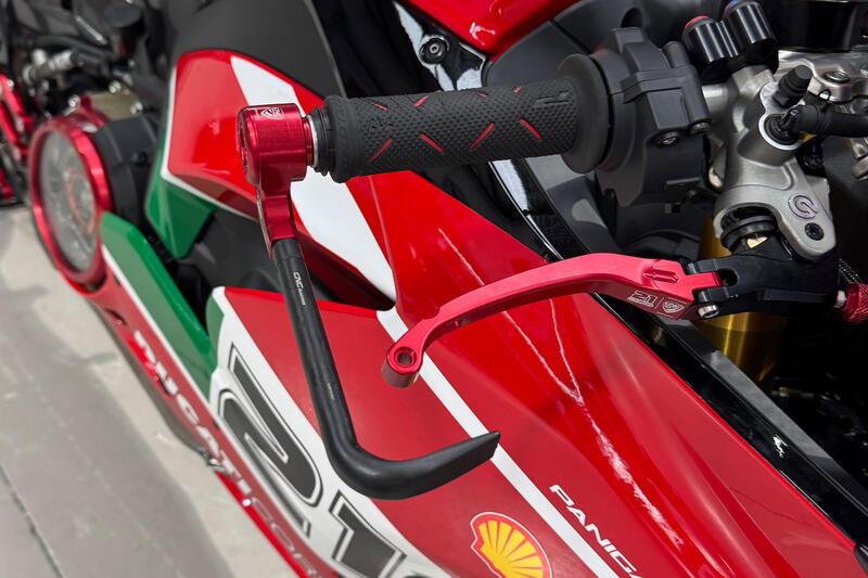 Remhendelbeschermer Troy Bayliss Limited Edition Ducati Streetfighter V4 SP2 (2023-2024) Vooraanzicht gemonteerd