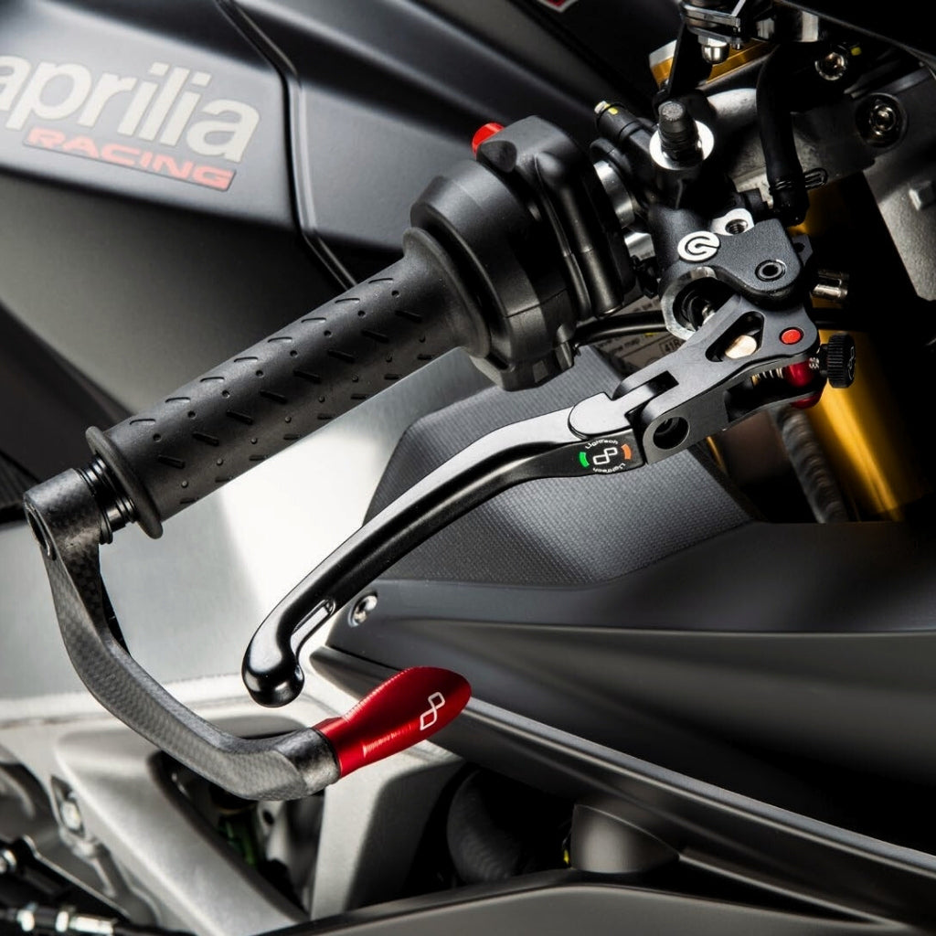 Lightech J magnesium opklapbare rem- en koppelingshendel set - Aprilia RSV4 RF (2015-2020) remhendel vooraanzicht incl optionele rode inserts