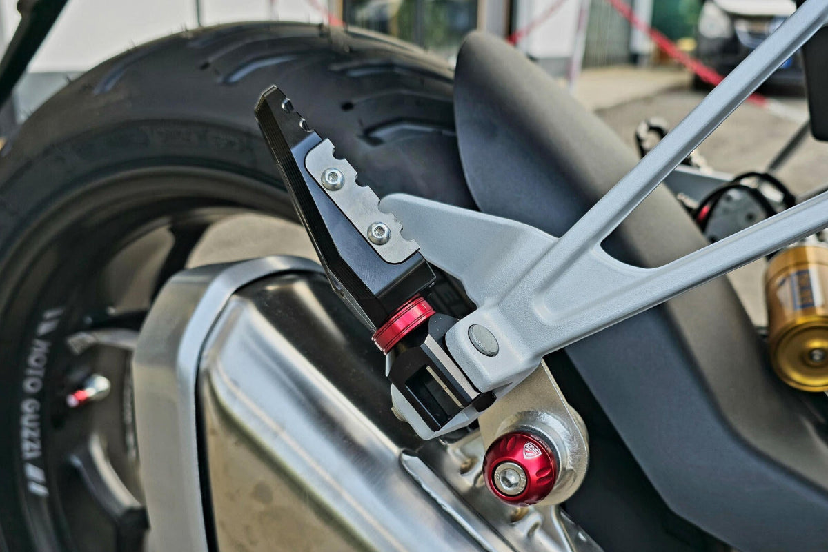 Passagier voetsteunen set 'Offroad' Ducati Diavel (2010-2013) zwart gemonteerd