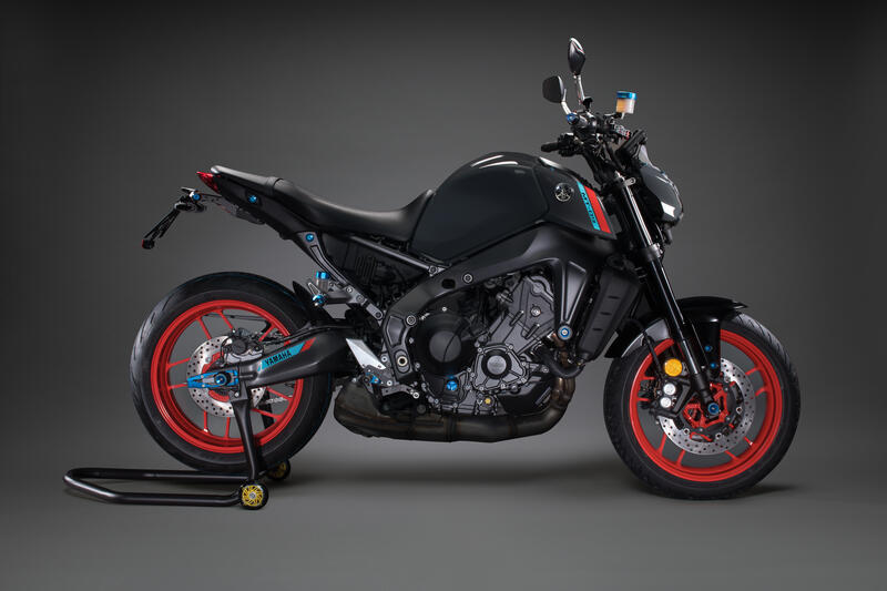 Paddock stand lichtgewicht vaste haken rechter zijaanzicht gemonteerd totaalplaatje