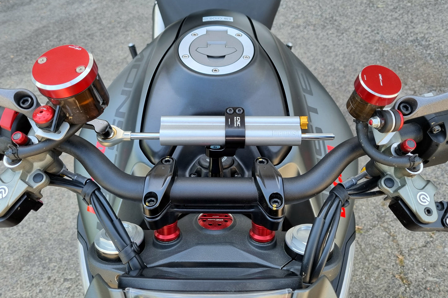 CNC Racing SD110B stuurdemperkit met OH168S demper en RM259R risers op Ducati Monster 950 vooraanzicht