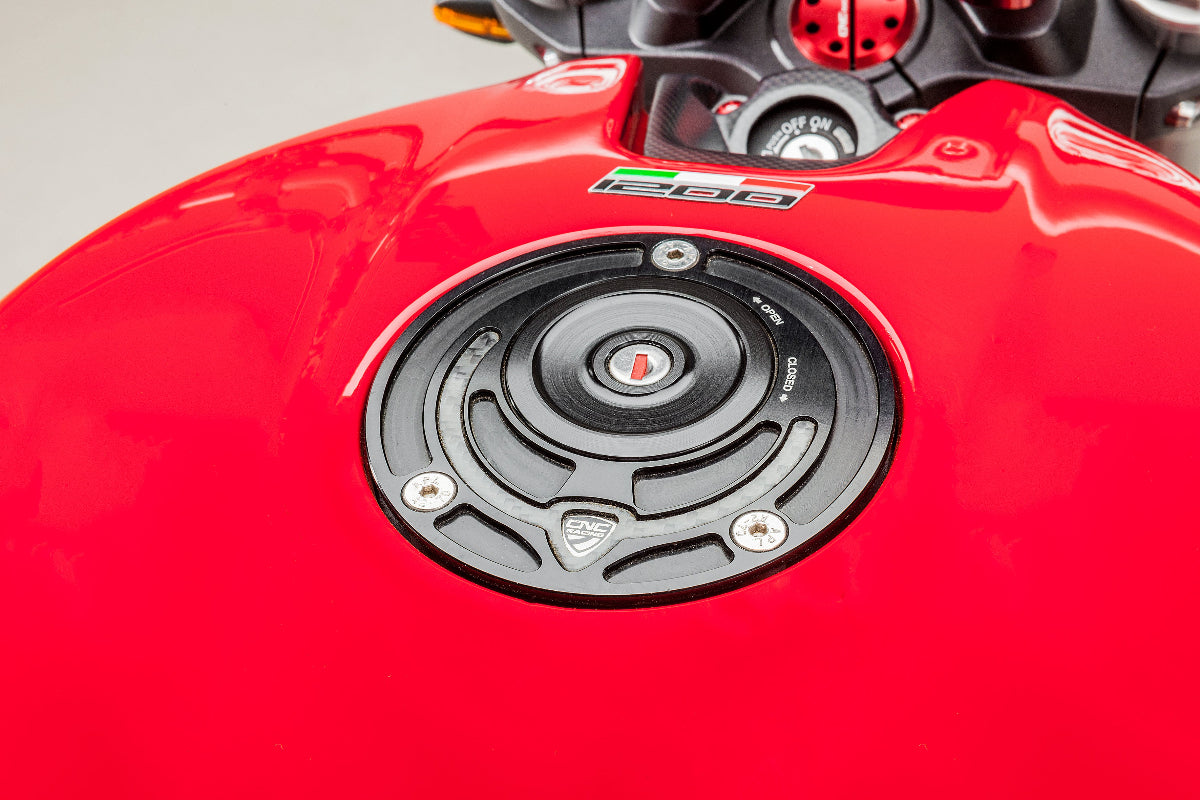 Kern met slot voor CNC Racing tankdop - Ducati Monster 1200 S (2017-2021) zwart gemonteerd in rode tankdop