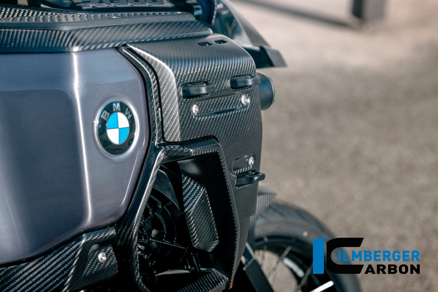 Zijkuip onder de tank rechts (bovenpaneel) mat carbon BMW R1300GS Adventure Trophy (2024+)