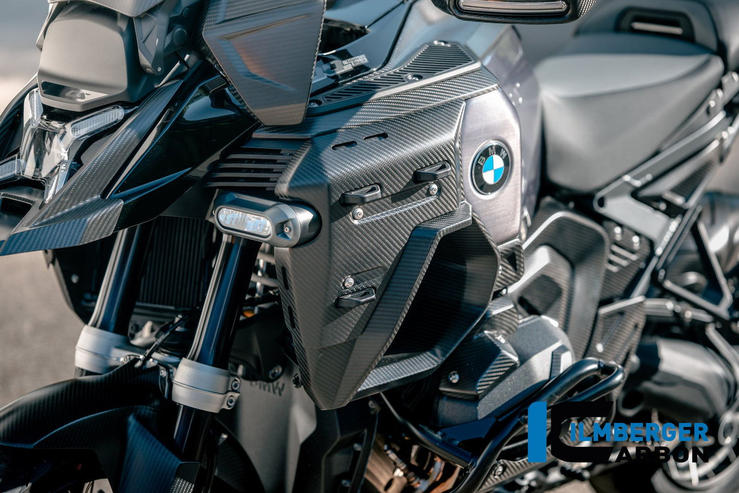 Zijkuip onder de tank links (bovenpaneel) mat carbon BMW R1300GS Adventure Trophy (2024+)