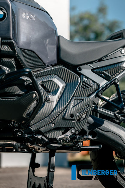 Frame driehoek-cover links voorste deel mat carbon BMW R1300GS Adventure Trophy (2024+)