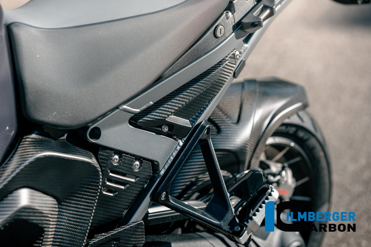 Frame driehoek-cover links achterste deel mat carbon BMW R1300GS Adventure Option 719 Karakorum (2024+)