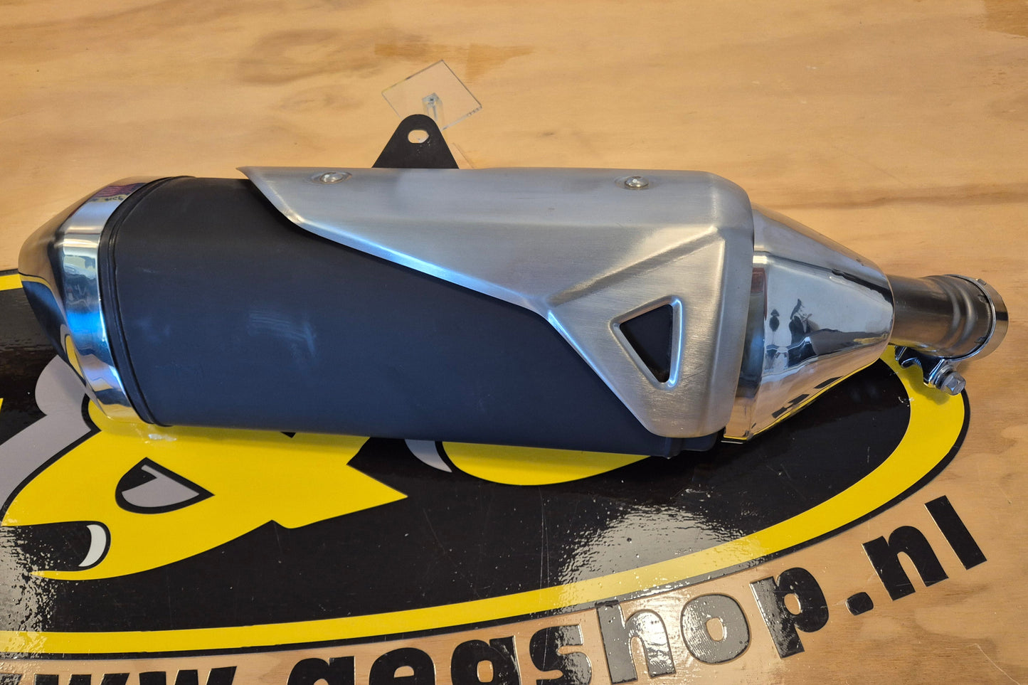 Suzuki GSR750 2011-2015 uitlaat origineel nieuw zijaanzicht
