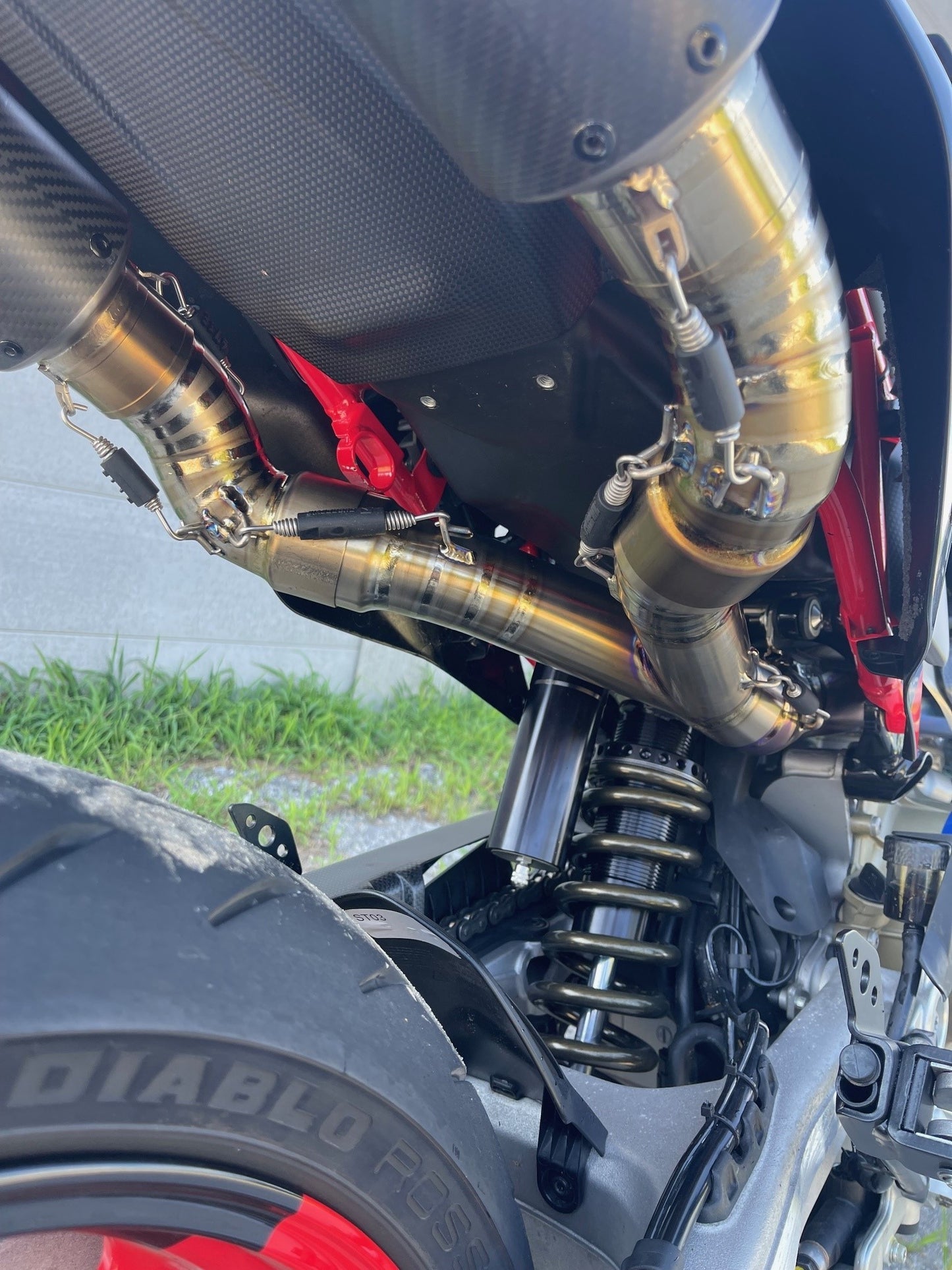 Shift-Tech titanium decat bochtensysteem (inc. OEM hitteschild montagepunten) Ducati Hypermotard 698 Mono (2024+)
