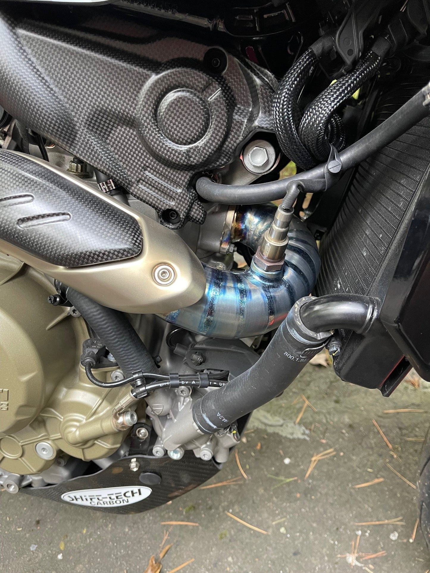Shift-Tech titanium decat bochtensysteem (inc. OEM hitteschild montagepunten) Ducati Hypermotard 698 Mono (2024+)