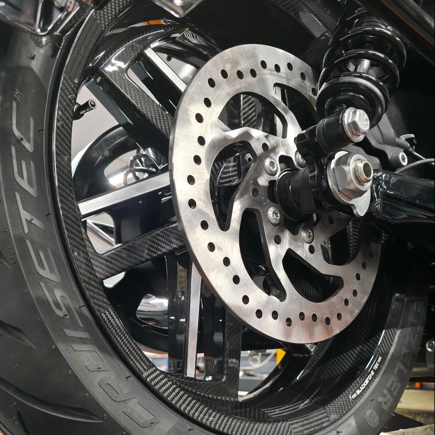 BST Reaper TEK 5.5x18'' carbon achtervelg voor Harley Davidson FXDF Fat Bob (2008-2017)
