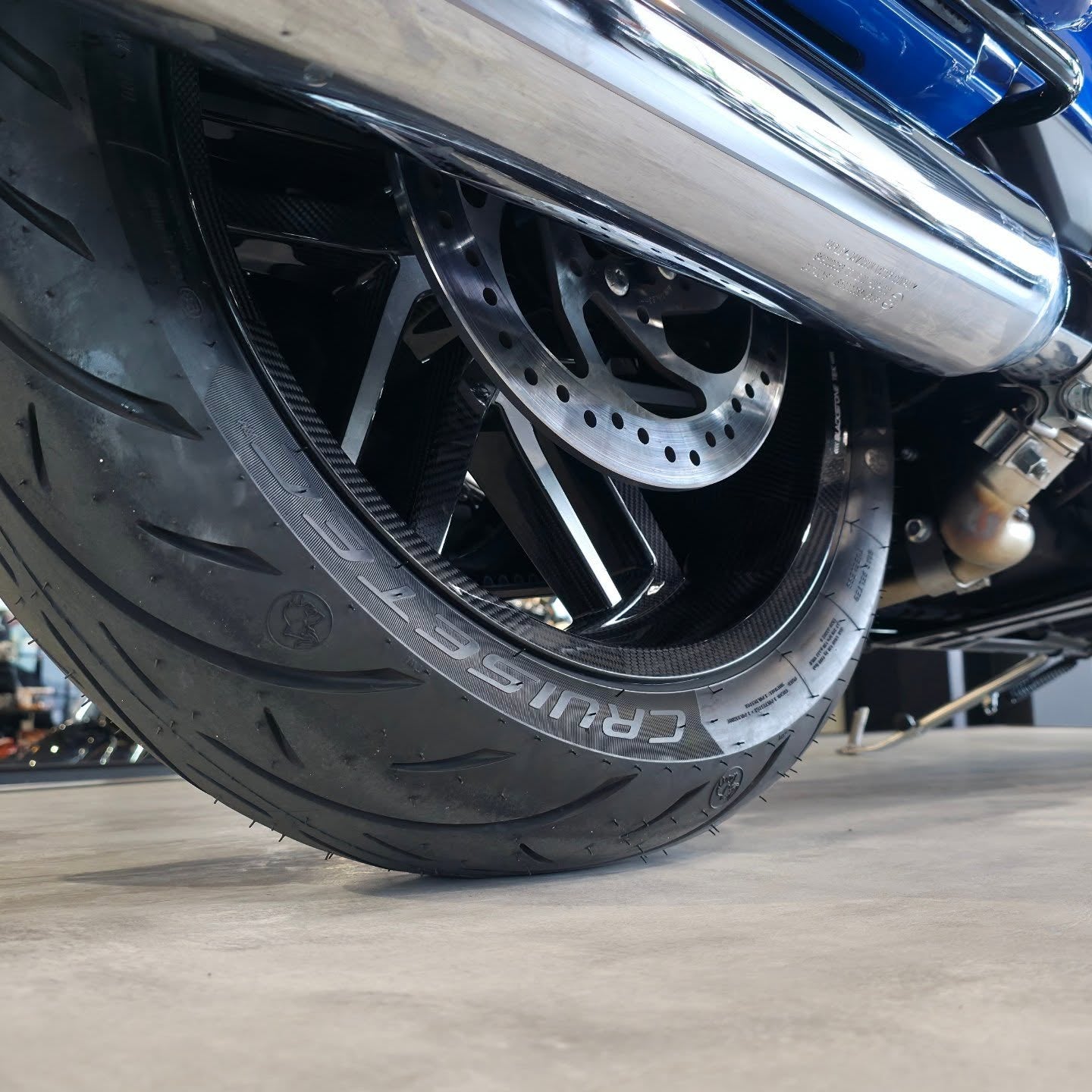 BST Reaper TEK 5.5x18'' carbon achtervelg voor Harley Davidson FLD Switchback (2012-2016)