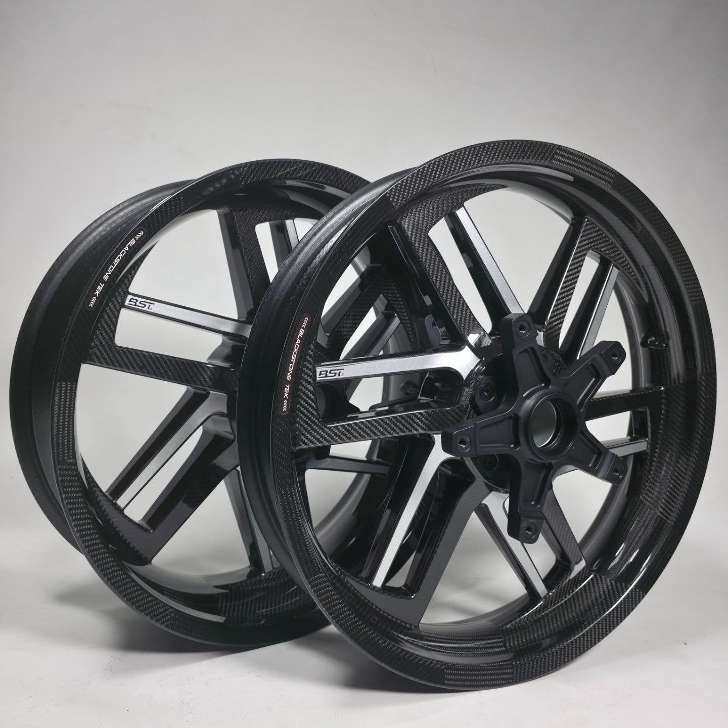 BST Reaper TEK 5.5x18'' carbon achtervelg voor Harley Davidson VRSCAW V-Rod (2007)