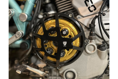 Koppelingsdeksel Traffic Ducati 749 (2003-2006) gemonteerd in zwart met gouden drukplaat en zwarte veerschotels