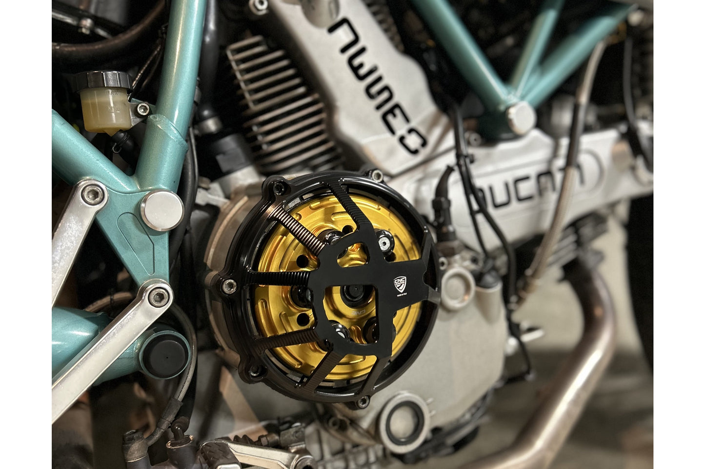 Koppelingsdeksel Traffic Ducati Streetfighter 1100 (2009-2011) zijaanzicht in zwart met gouden drukplaat en zwarte veren plus schotels