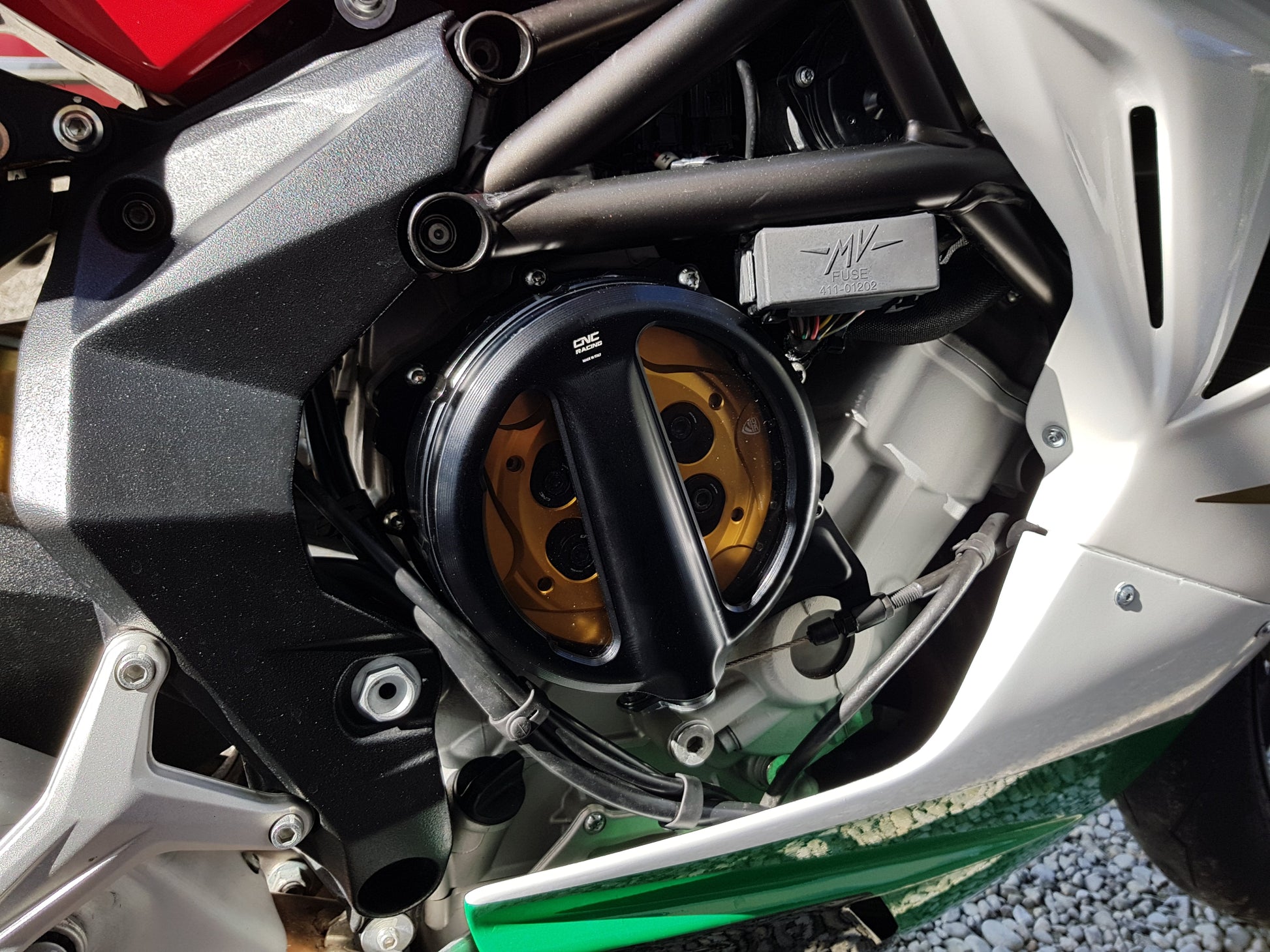 Open koppelingsdeksel met lexaan venster MV Agusta F3 675 (2012-2021) zwart koppelingsdeksel met gouden drukplaat en zwarte veerschotels