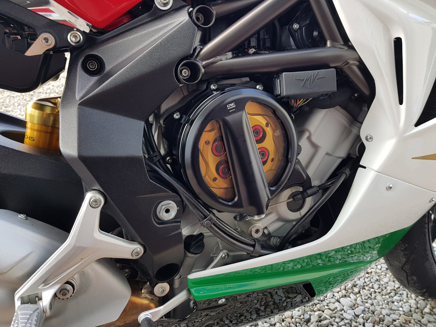 Open koppelingsdeksel met lexaan venster MV Agusta Dragster 800 E3 (2014-2017) zwart koppelingsdeksel met gouden drukplaat en rode veerschotels