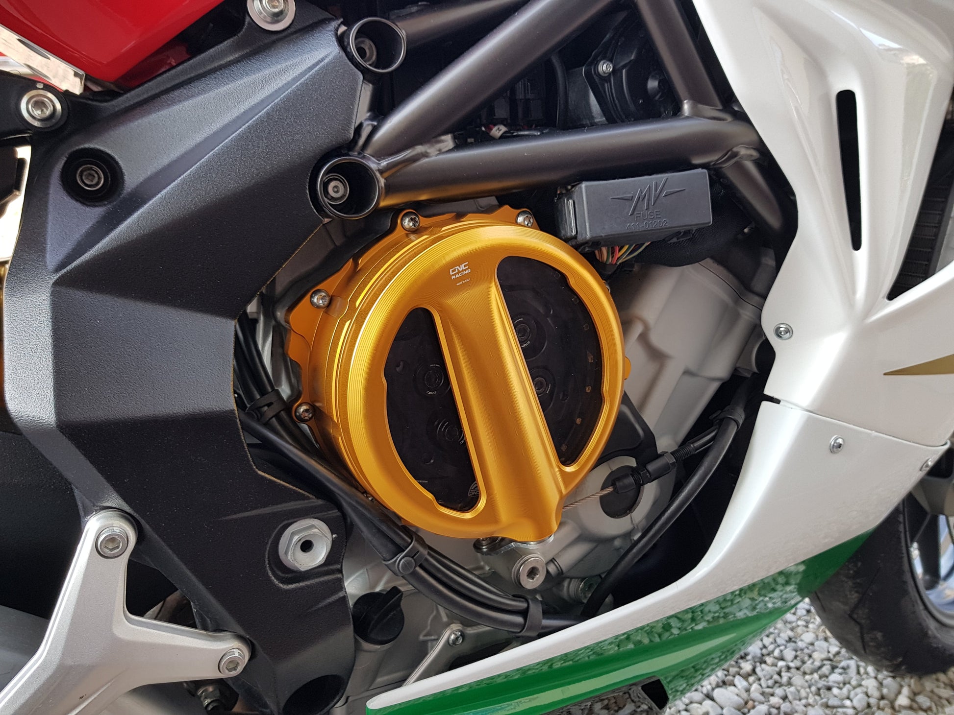 Open koppelingsdeksel met lexaan venster MV Agusta Brutale 675 (2014-2015) goud met zwarte drukplaat en zwarte veerschotels