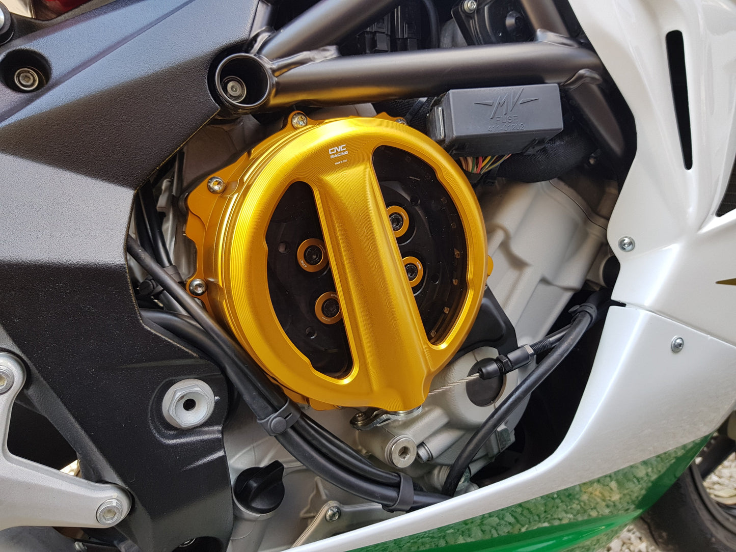 Open koppelingsdeksel met lexaan venster MV Agusta Dragster 800 Rosso E5 (2021+) goud met zwarte drukplaat en gouden veerschotels