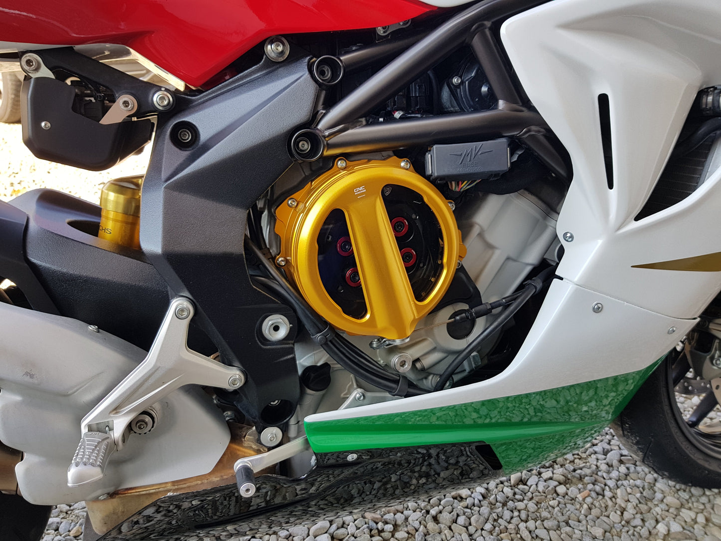 Open koppelingsdeksel met lexaan venster MV Agusta Dragster 800 RR E5 (2021+) goud met zwarte drukplaat en rode veerschotels