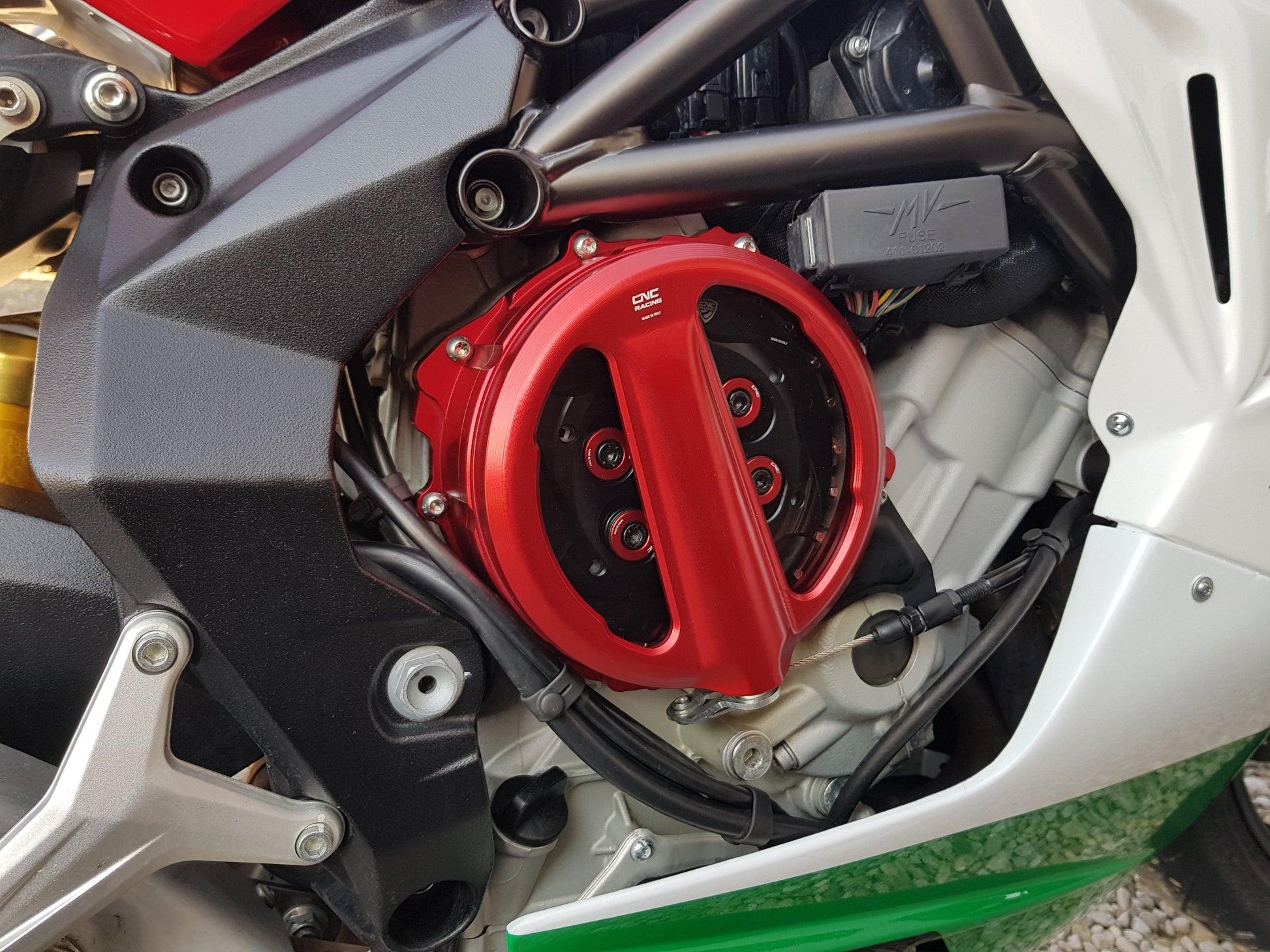 Open koppelingsdeksel met lexaan venster MV Agusta Turismo Veloce 800 (2014-2017) rood met zwarte drukplaat en rode veerschotels