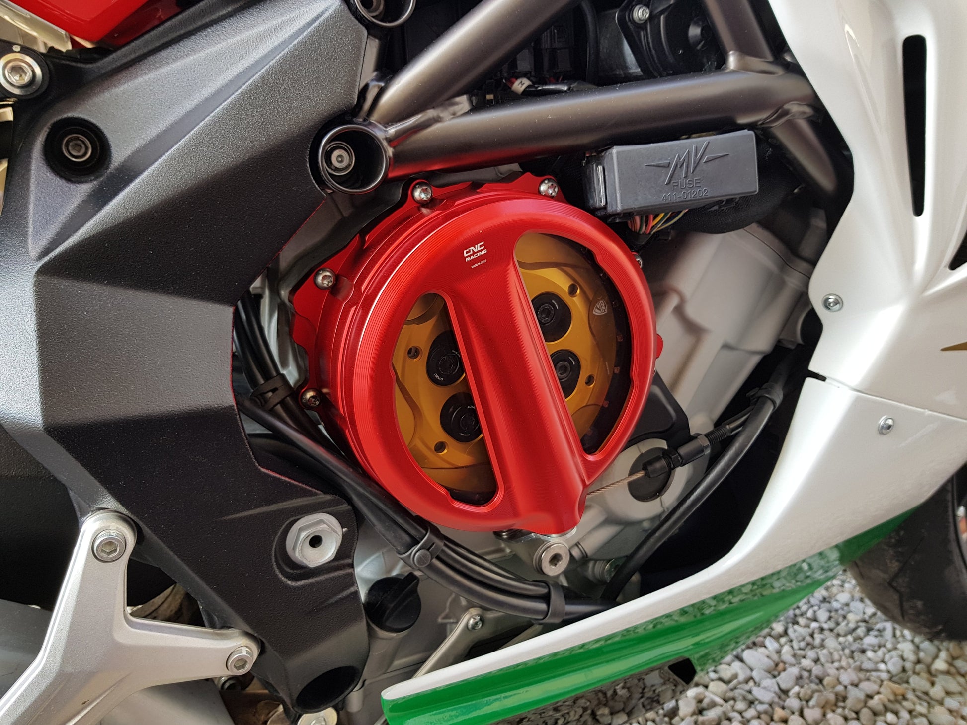 Open koppelingsdeksel met lexaan venster MV Agusta F3 675 RC (2012-2021) rood met gouden drukplaat en zwarte veerschotels