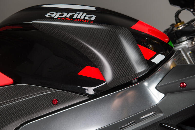 Lightech carbon tank beschermer (glanzend) Aprilia Tuono V4 Factory (2021-2022)