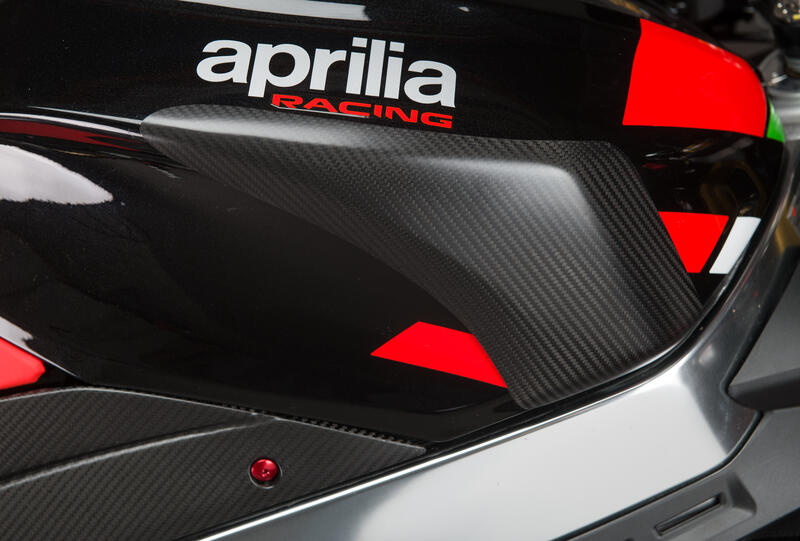 Lightech carbon tank beschermer (glanzend) Aprilia Tuono V4 Factory (2021-2022)