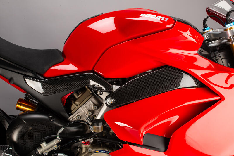 Lightch Carbon Small Panels sous le réservoir (2 pcs.) (Brillant) Ducati Panigale V4 S (2018-2024)