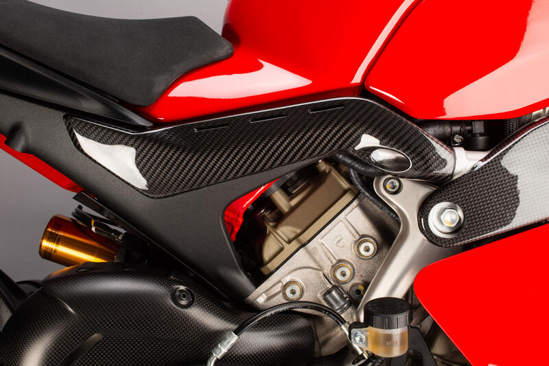 Lightch Carbon Small Panels sous le réservoir (2 pcs.) (Brillant) Ducati Panigale V4 (2018-2024)