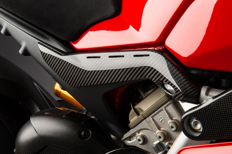 Lightch Carbon Small Panels sous le réservoir (2 pcs.) (Brillant) Ducati Panigale V4 (2018-2024)