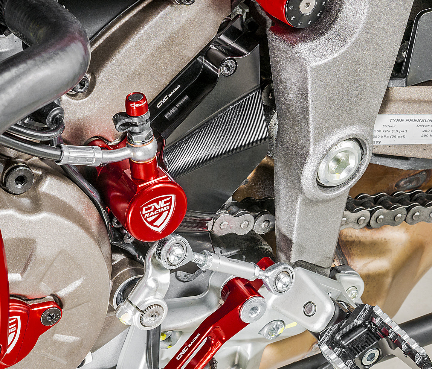 Voortandwiel Cover Ducati Multistrada 1200 2010-2014 zwart gemonteerd op Multistrada 1200