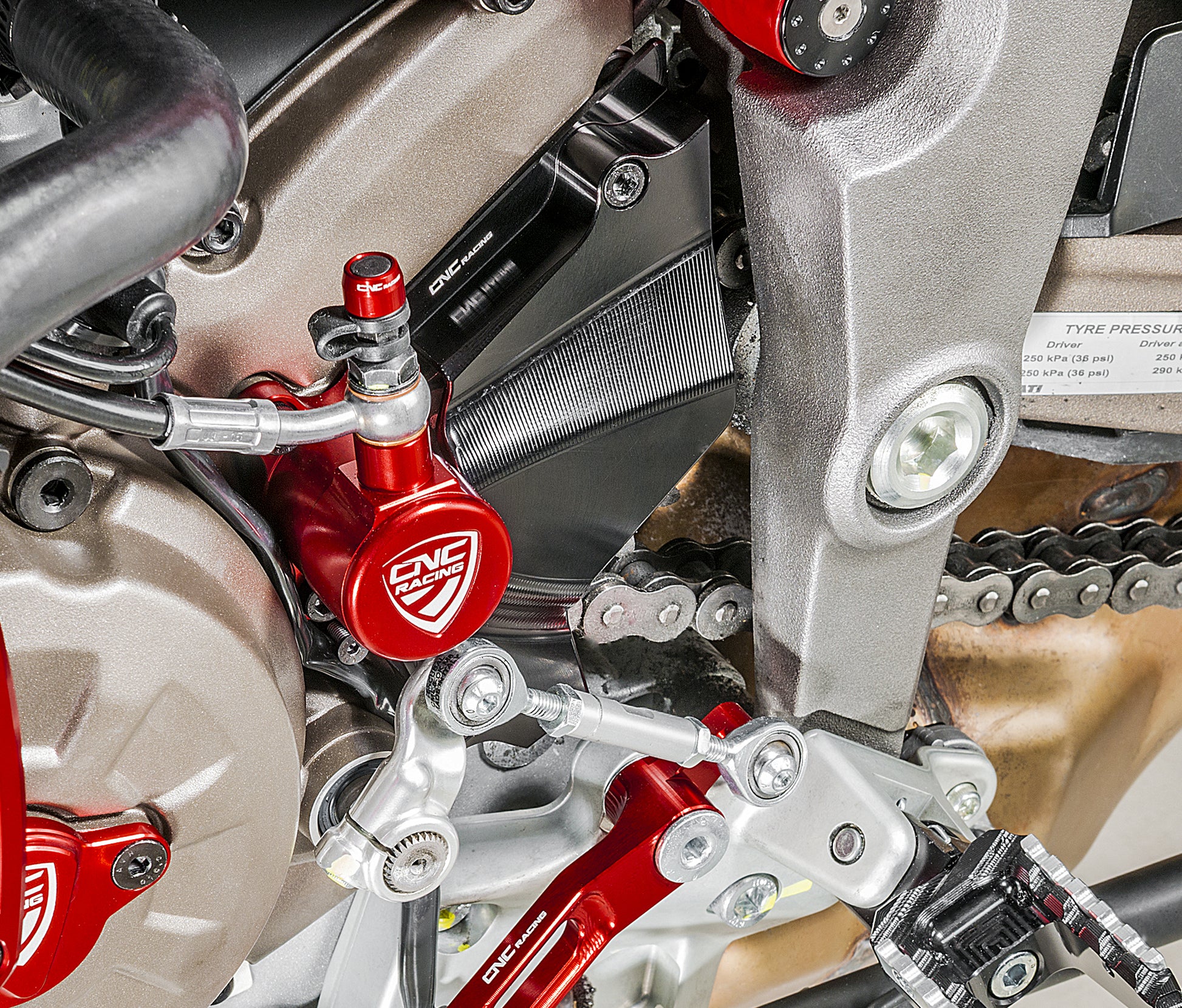 Voortandwiel Cover Ducati Multistrada 1200 2010-2014 zwart gemonteerd op Multistrada 1200