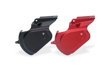 Vergelijking tussen de rode en zwarte CNC Racing voortandwielcovers, CNC gefreesd uit massief aluminium voor Ducati V2-modellen.