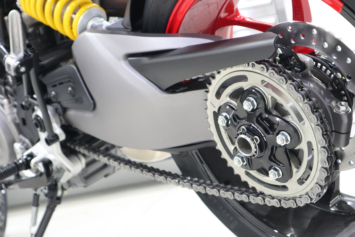 Achteras moerenset Ducati 848EVO (2010-2013) zwart gemonteerd op tandwieldrager