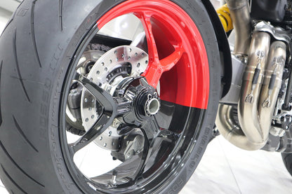 Achteras moerenset Ducati 848EVO (2010-2013) zwart gemonteerd op achterwiel