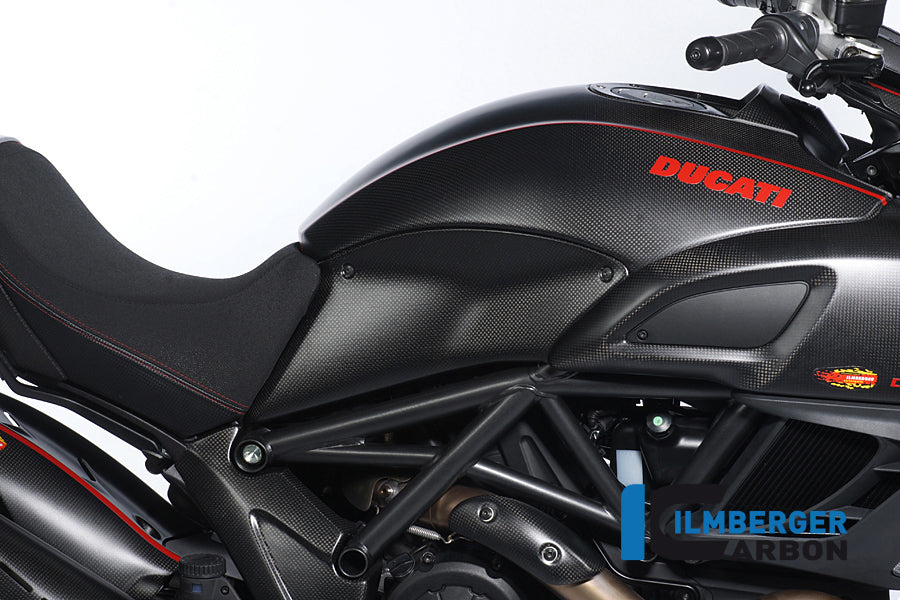 Carbone côté droit du réservoir du réservoir Ducati Diavel Ducati Diavev Strada (2013-2015)