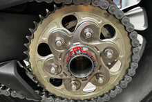 Achtertandwiel moerenset (6 st.) titanium Ducati Monster 1200 S (2014-2016) gemonteerd op titanium achtertandwieldrager