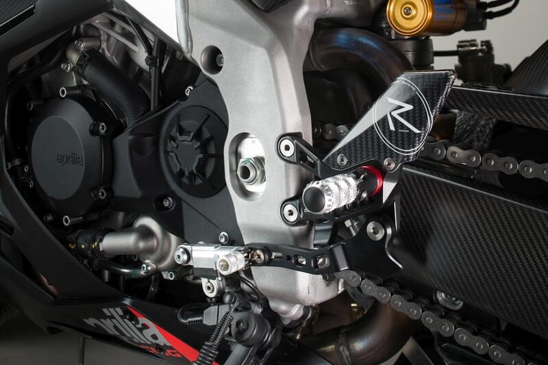 Ensemble d'interrupteurs de frein réglable avec repose-pieds fixes et motif de commutateur versa (décalage GP) Aprilia Tuono V4 2018-2020