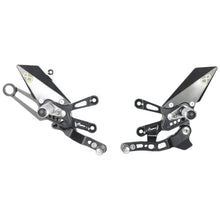 Ensemble d'interrupteurs de frein réglable avec repose-pieds pliants et motif de commutateur vice versa (décalage GP) Aprilia Tuono V4 1100 Factory 2021+