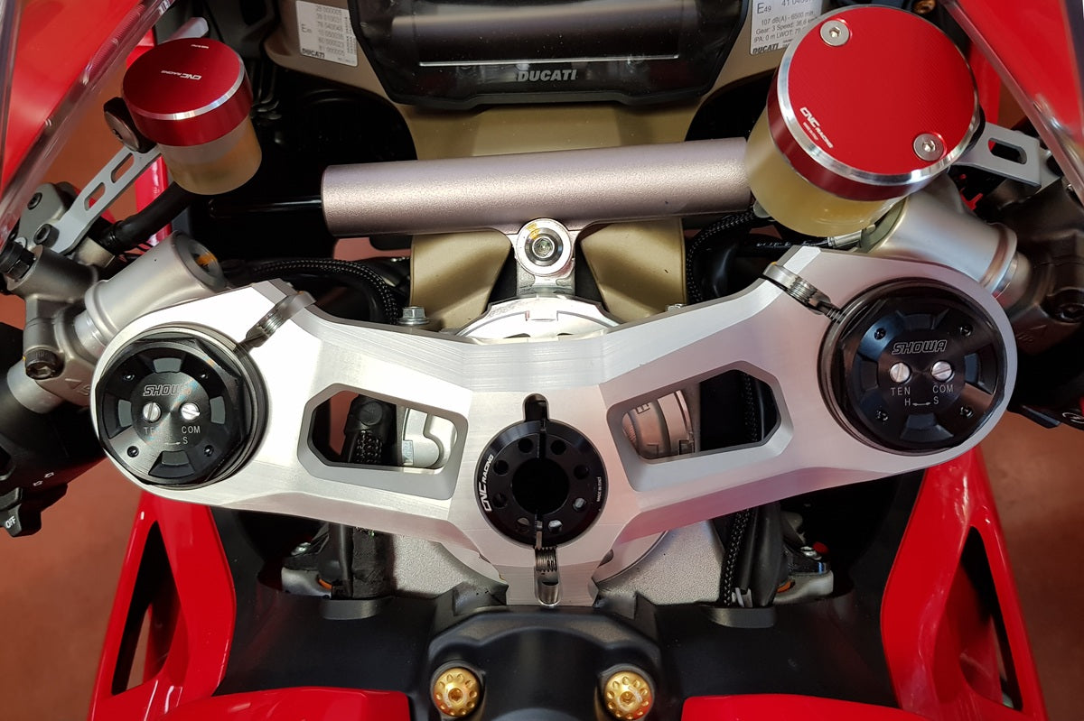 Kroonplaatmoer Ducati Panigale V4 R Racing (2019-2024) zwart gemonteerd in originele kroonplaat bovenaanzicht