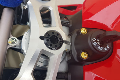 Kroonplaatmoer Ducati Panigale V4 S (2021+) zwart gemonteerd in originele kroonplaat zijaanzicht