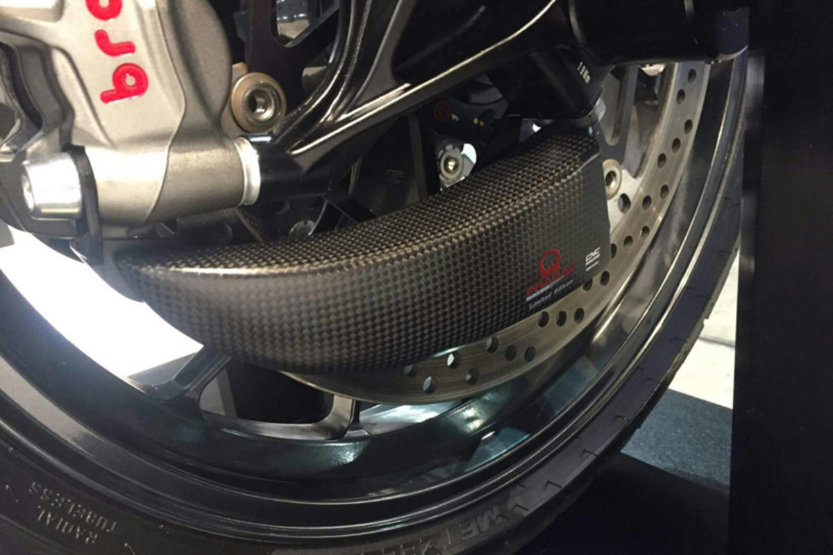 Remklauwen luchtgeleiders set GP DUCTS Limited Edition BMW S 1000 RR Racing (2015-2016) gemonteerd op de voorvork