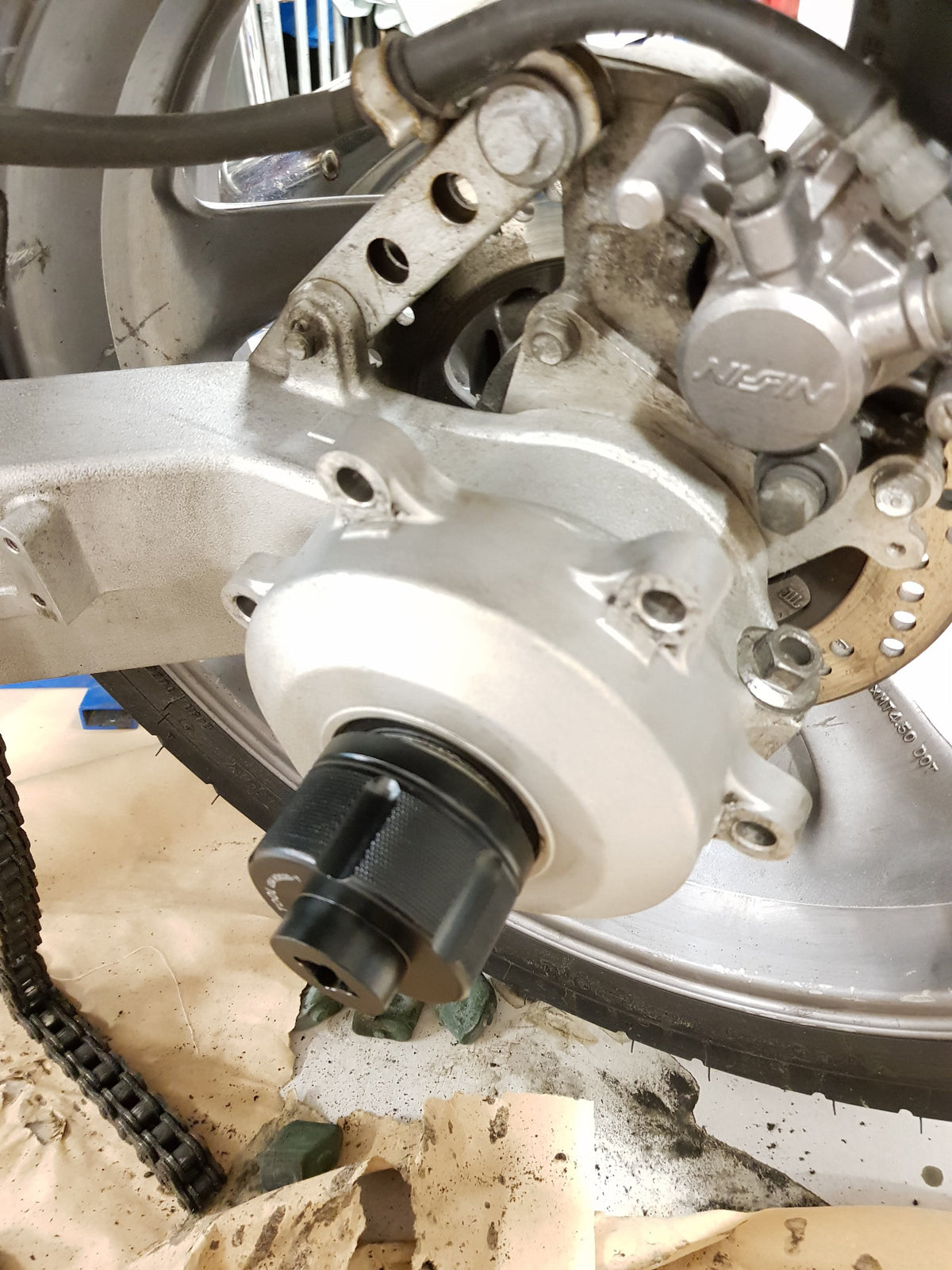 Demontage van de achtertandwieldrager van de Honda NT650 Hawk GT met dop 46 van CNC Racing