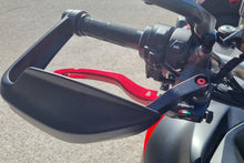 Handkap montageset voor Brembo RCS rempomp Ducati Multistrada V4 (2021+) vooraanzicht gemonteerd met rood accent