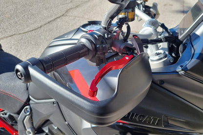 Handkap montageset voor Brembo RCS rempomp Ducati Multistrada V4 S (2021+) zijaanzicht gemonteerd met rood accent