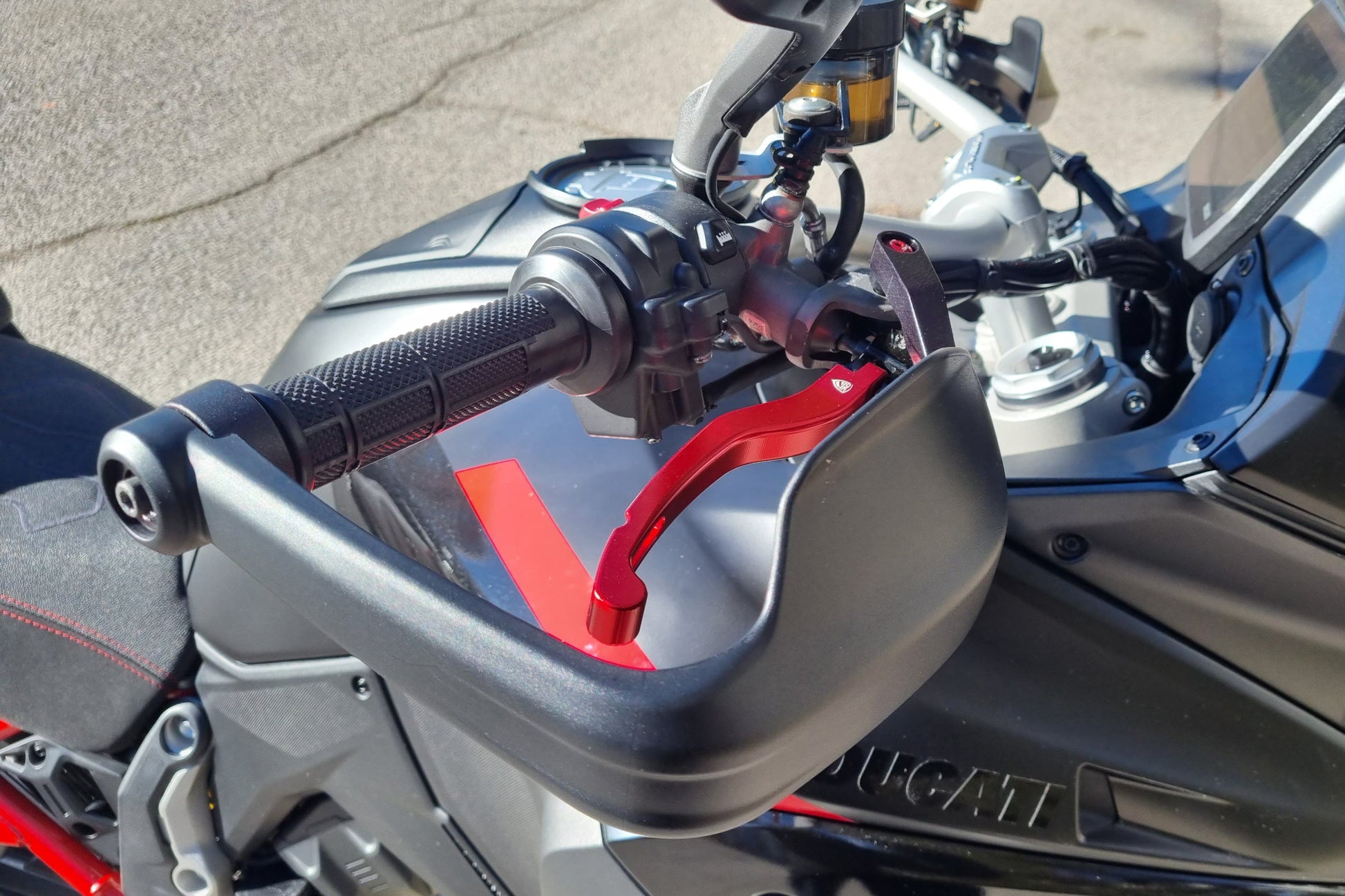 Handkap montageset voor Brembo RCS rempomp Ducati Multistrada V4 (2021+) zijaanzicht gemonteerd met rood accent