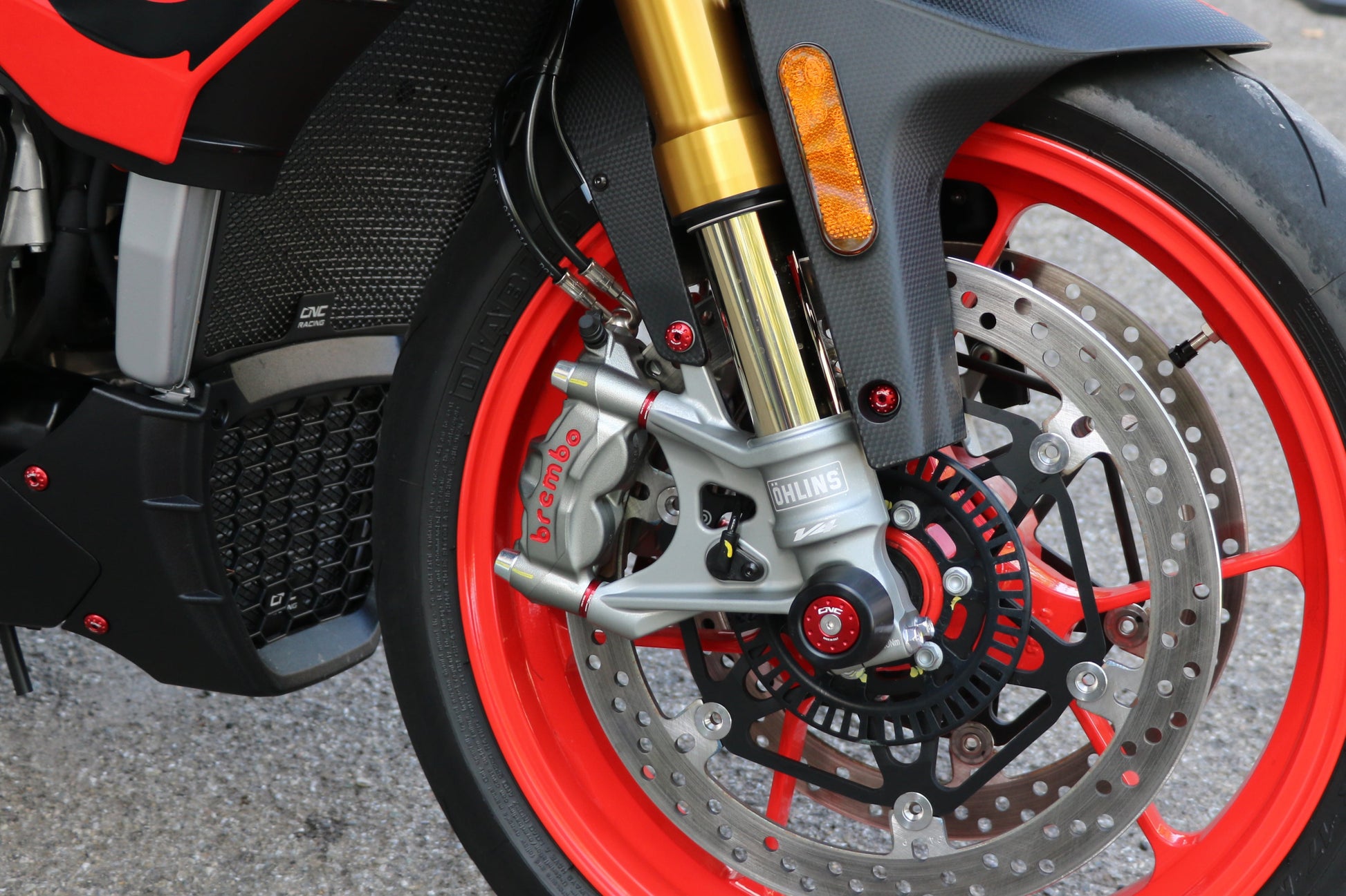 Remklauw Spacer Kit (4 st.) Ducati Diavel V4 (2023+) rood gemonteerd